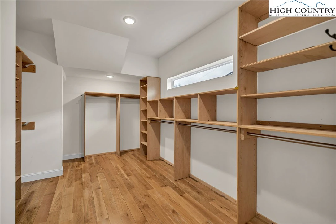 Image number 5 for the current listing