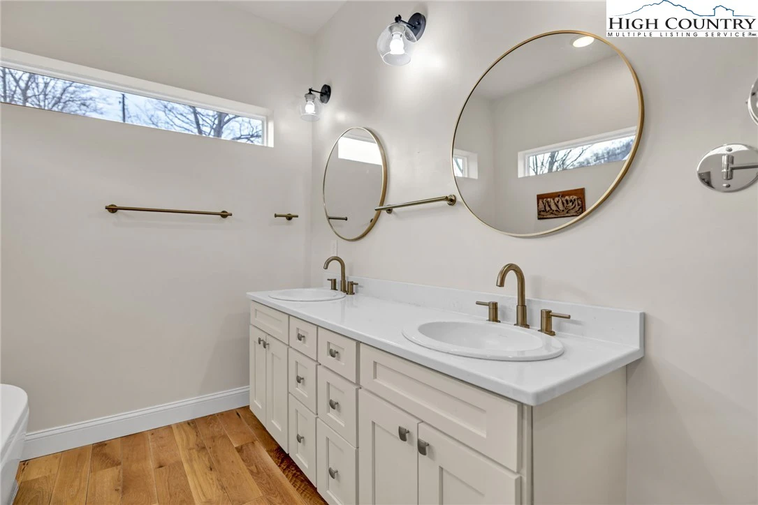 Image number 3 for the current listing