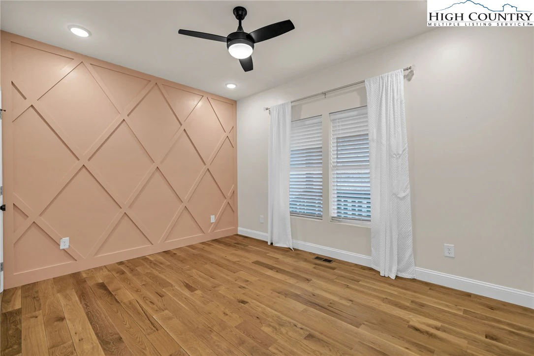 Image number 2 for the current listing