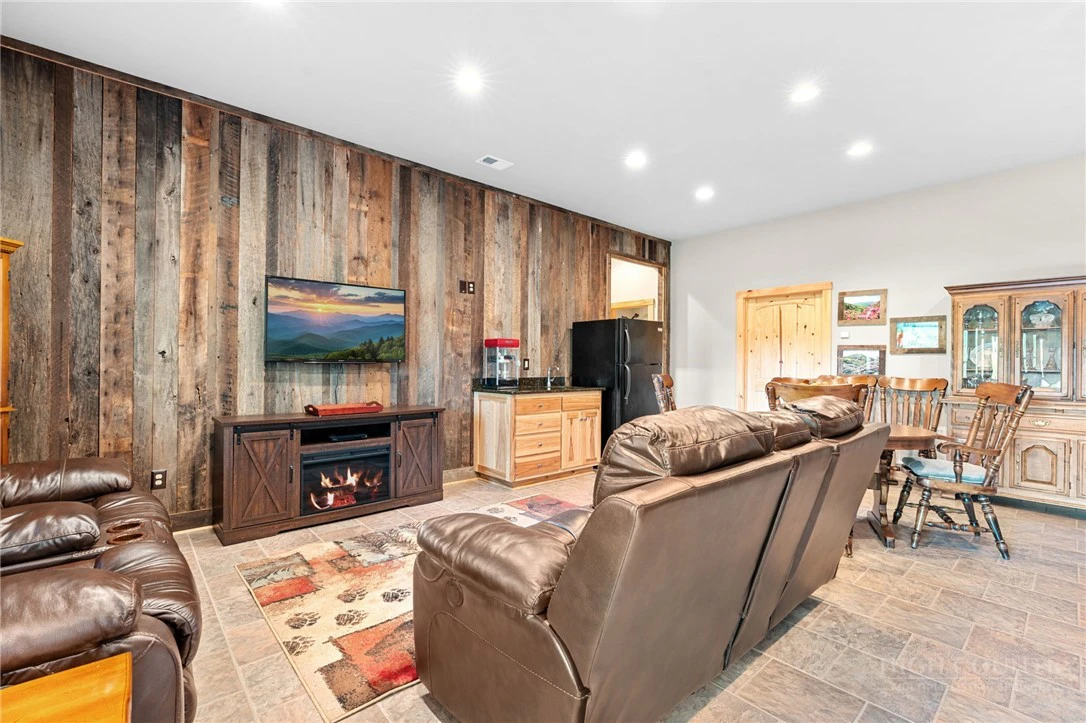 Image number 11 for the current listing
