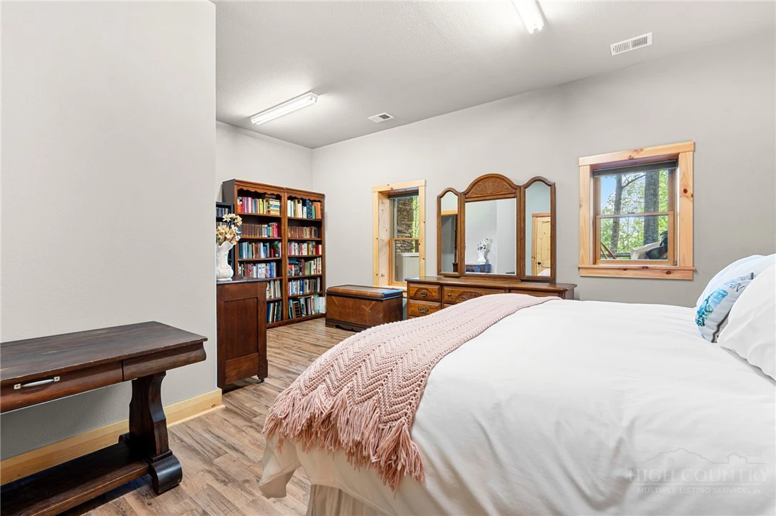 Image number 2 for the current listing