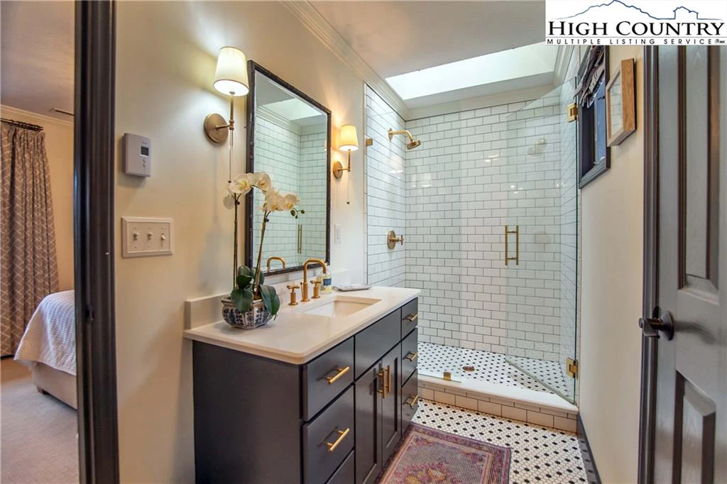 Image number 9 for the current listing