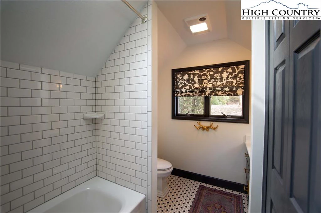 Image number 8 for the current listing