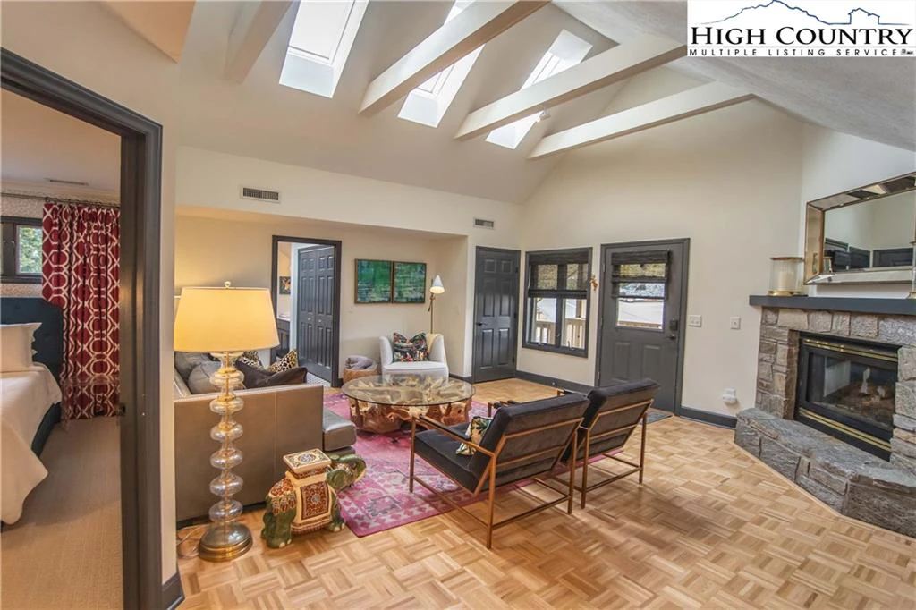 Image number 17 for the current listing