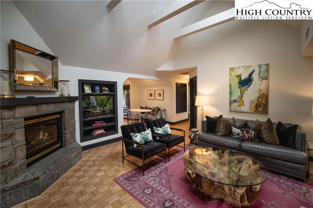 Image number 15 for the current listing