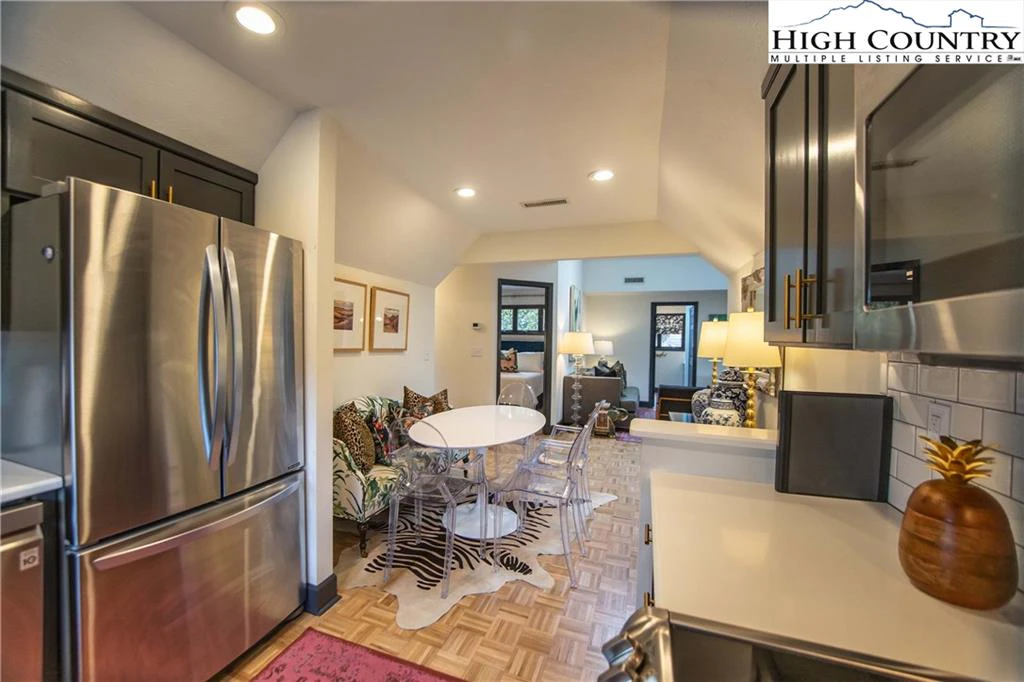 Image number 2 for the current listing