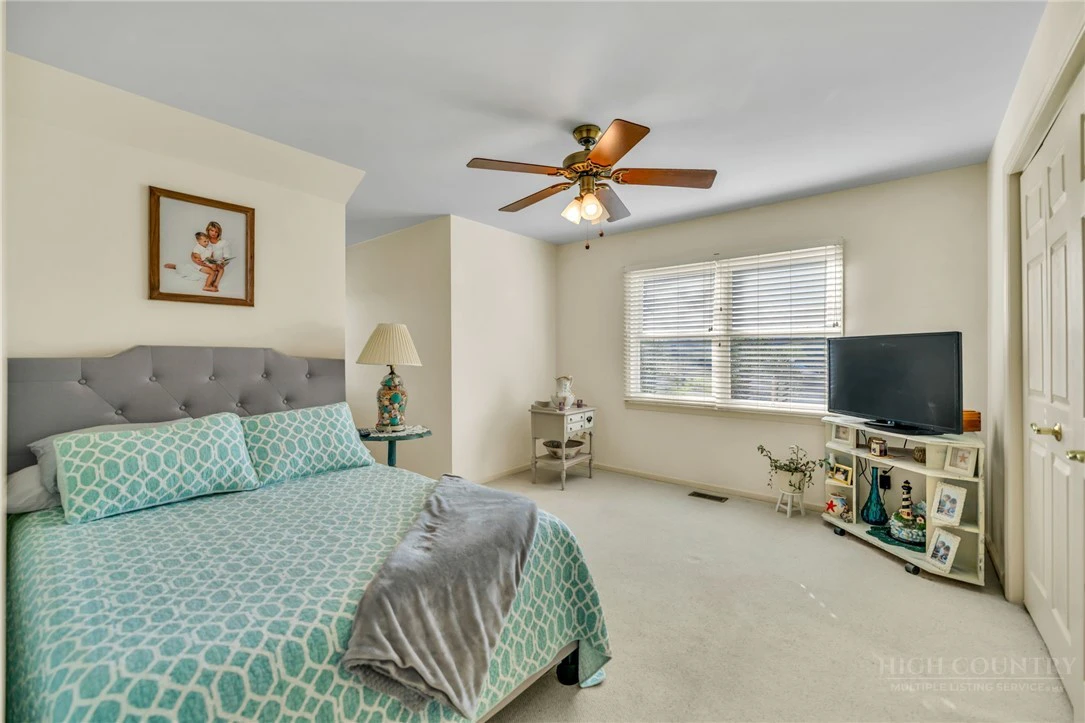 Image number 4 for the current listing