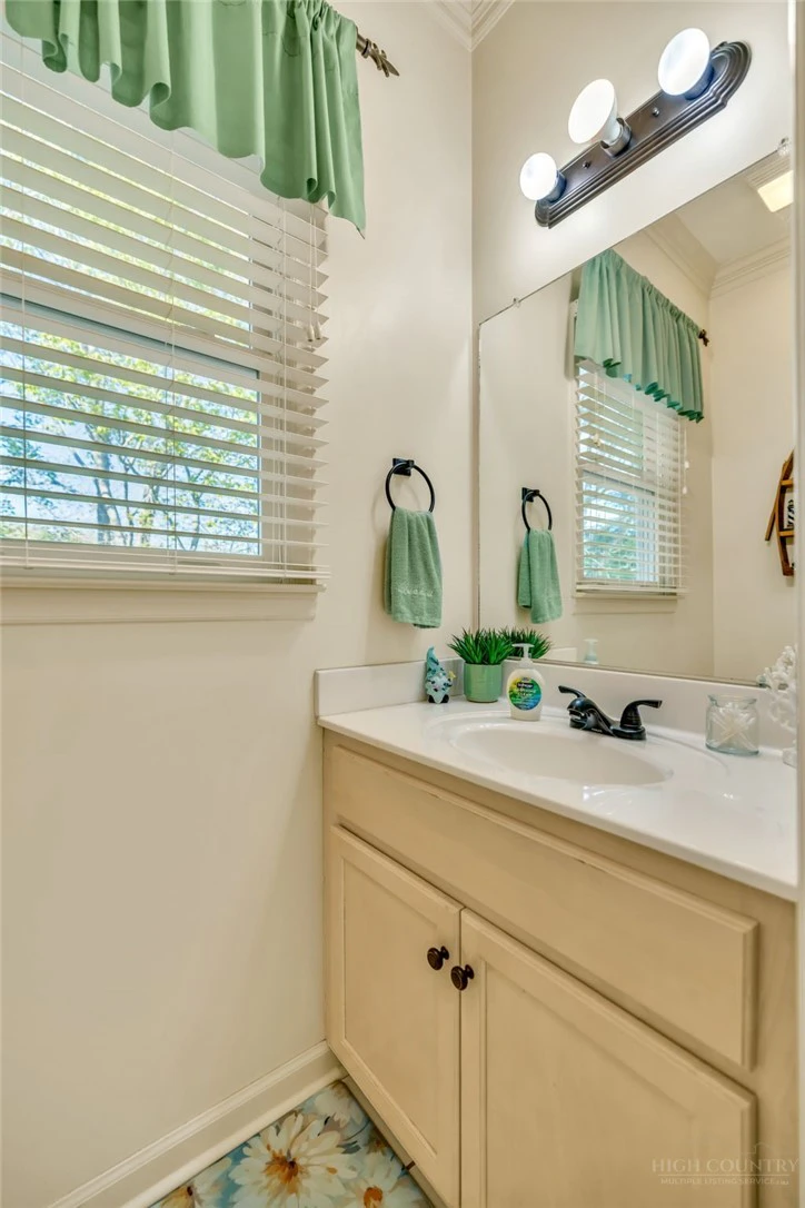 Image number 8 for the current listing