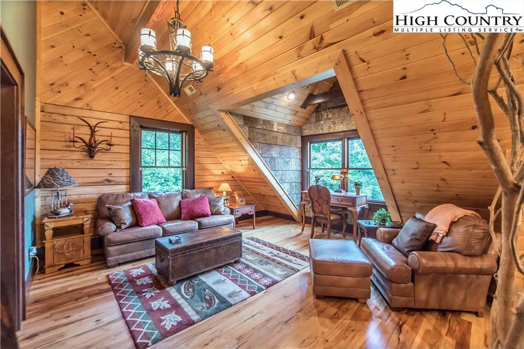 Image number 14 for the current listing