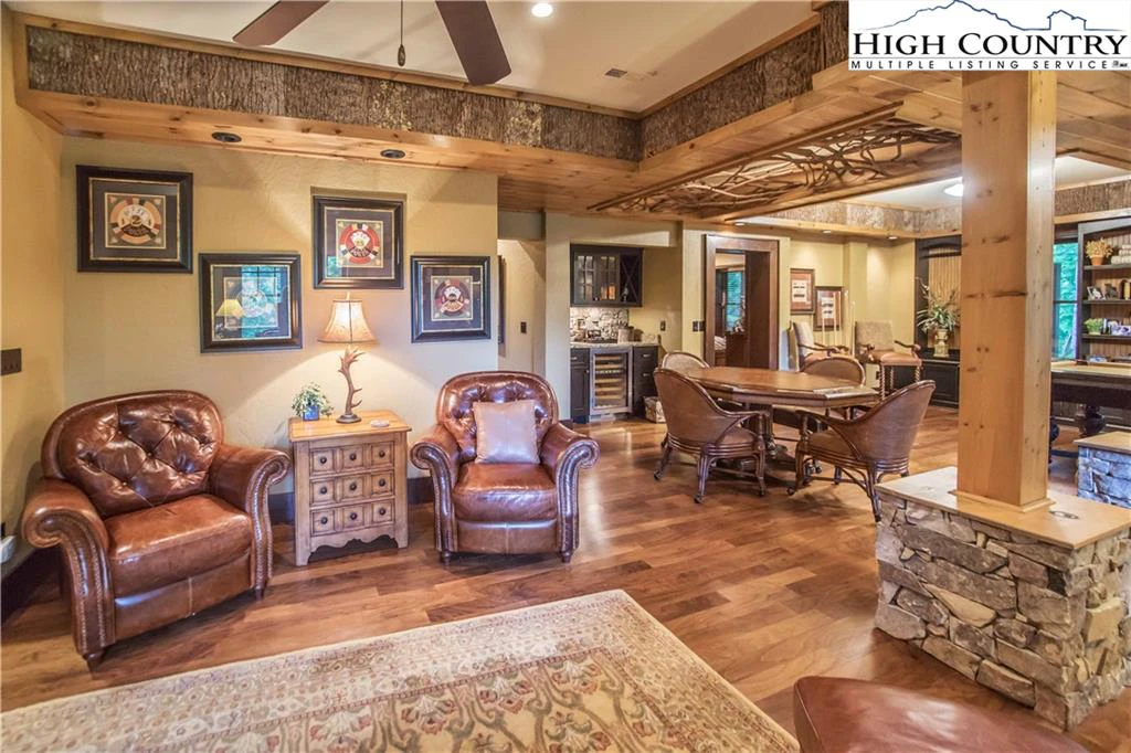 Image number 9 for the current listing