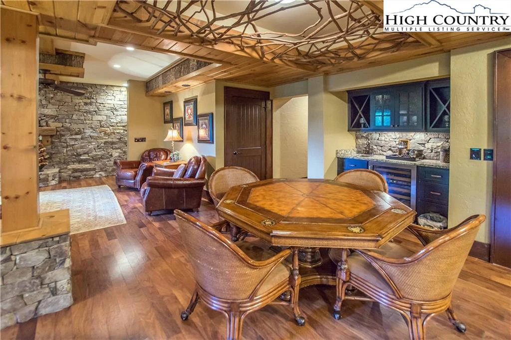 Image number 11 for the current listing
