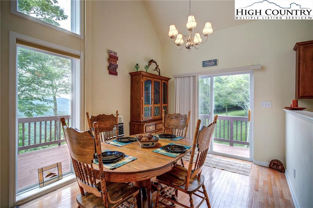 Image number 34 for the current listing