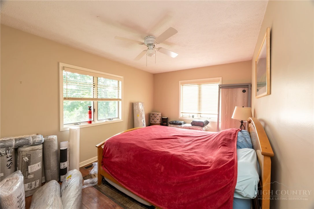 Image number 21 for the current listing