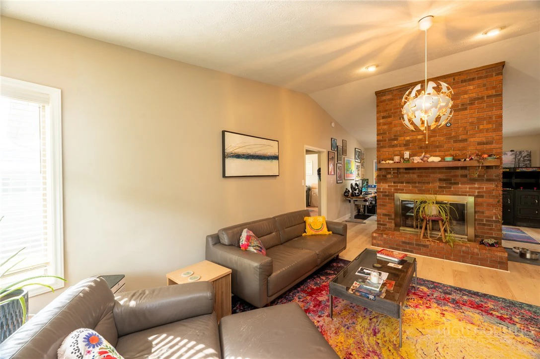 Image number 9 for the current listing