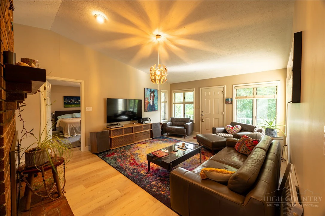 Image number 14 for the current listing
