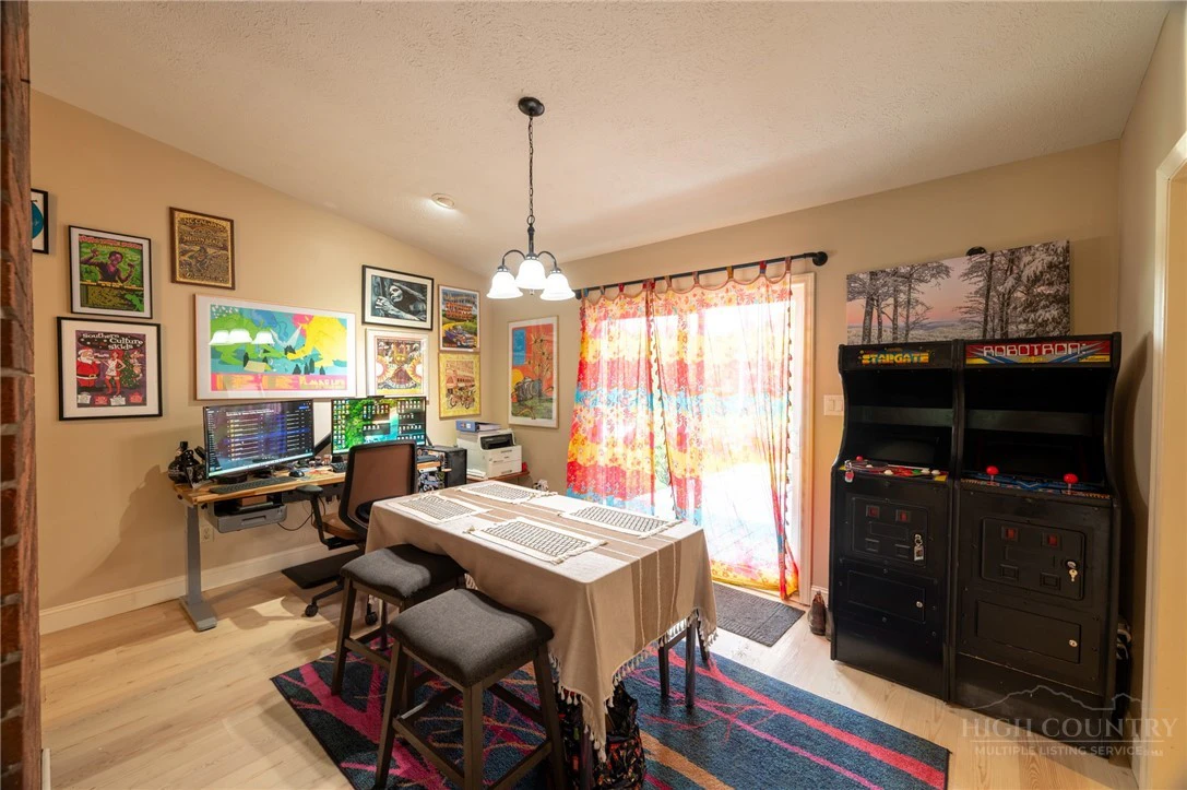 Image number 15 for the current listing