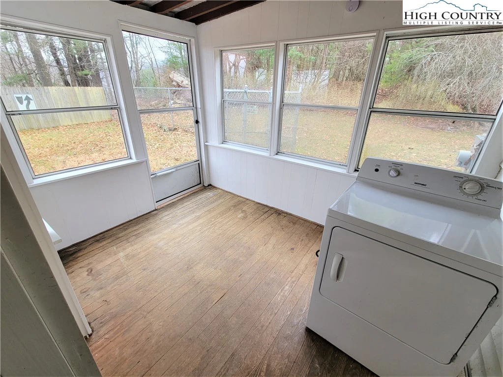 Image number 15 for the current listing