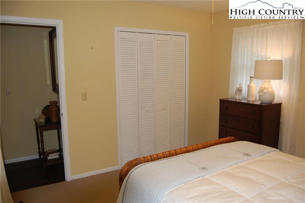 Image number 14 for the current listing