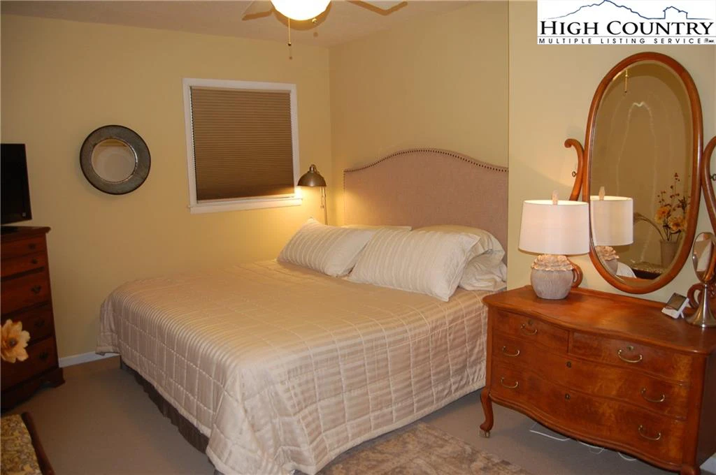 Image number 13 for the current listing