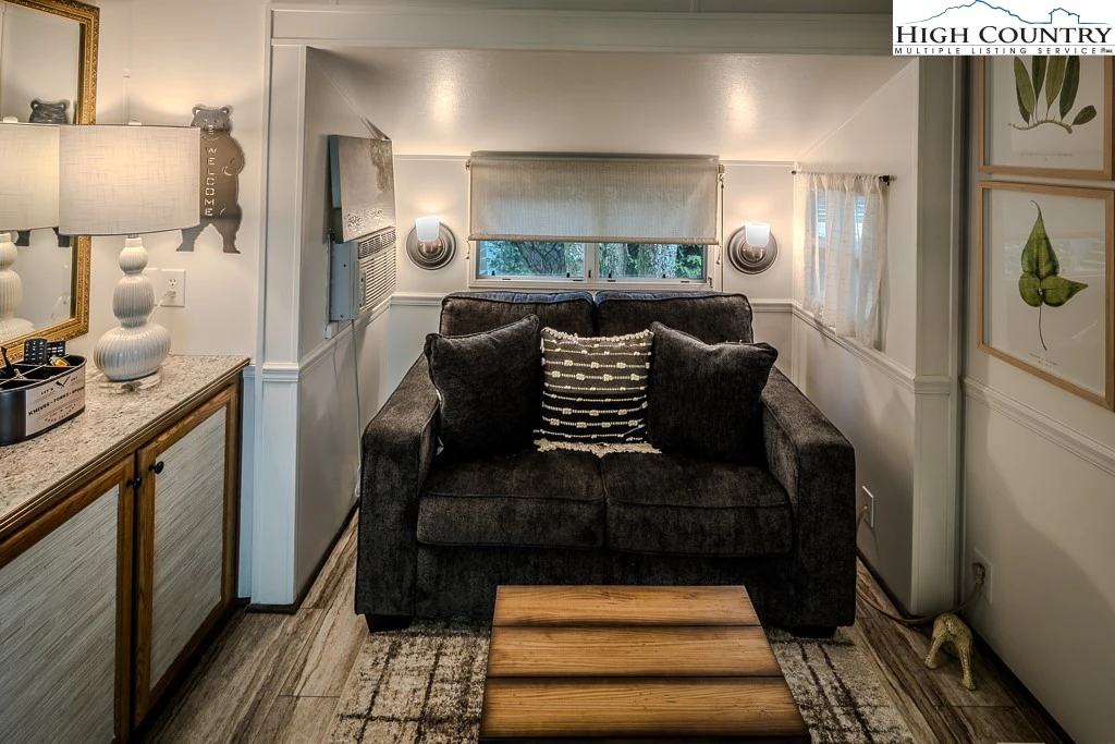 Image number 10 for the current listing