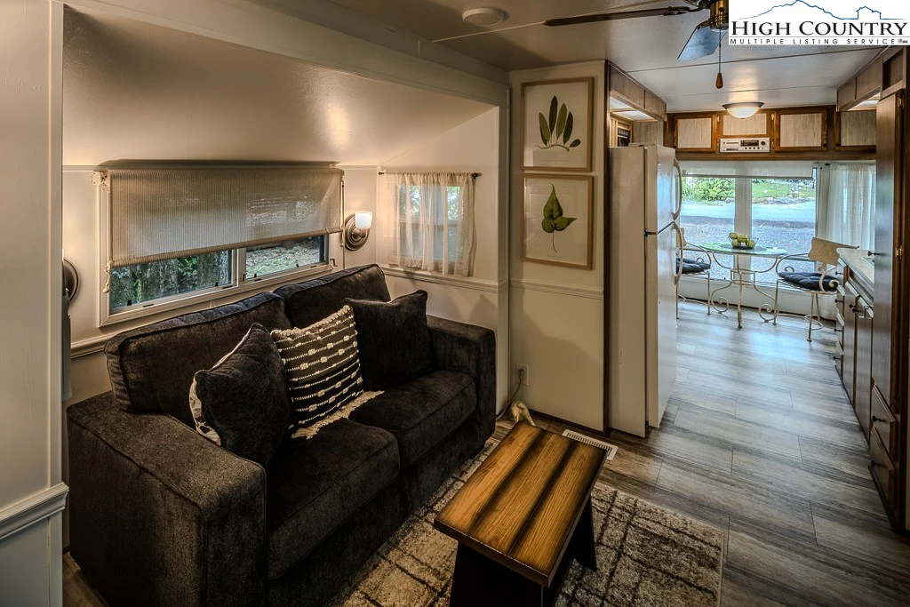 Image number 9 for the current listing