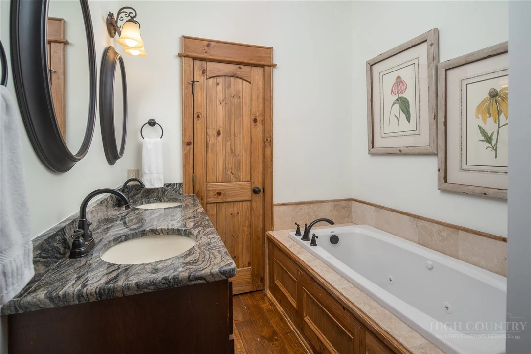 Image number 5 for the current listing