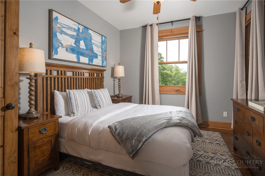 Image number 8 for the current listing