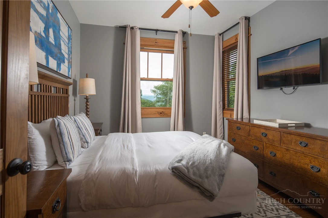 Image number 9 for the current listing