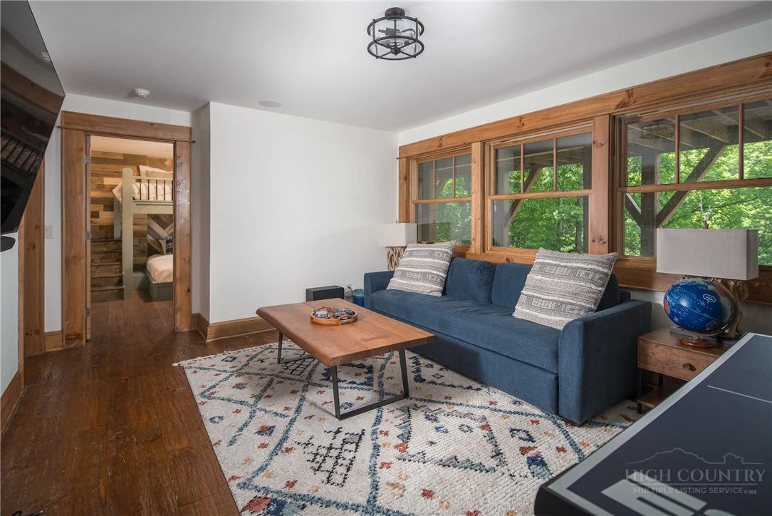Image number 11 for the current listing