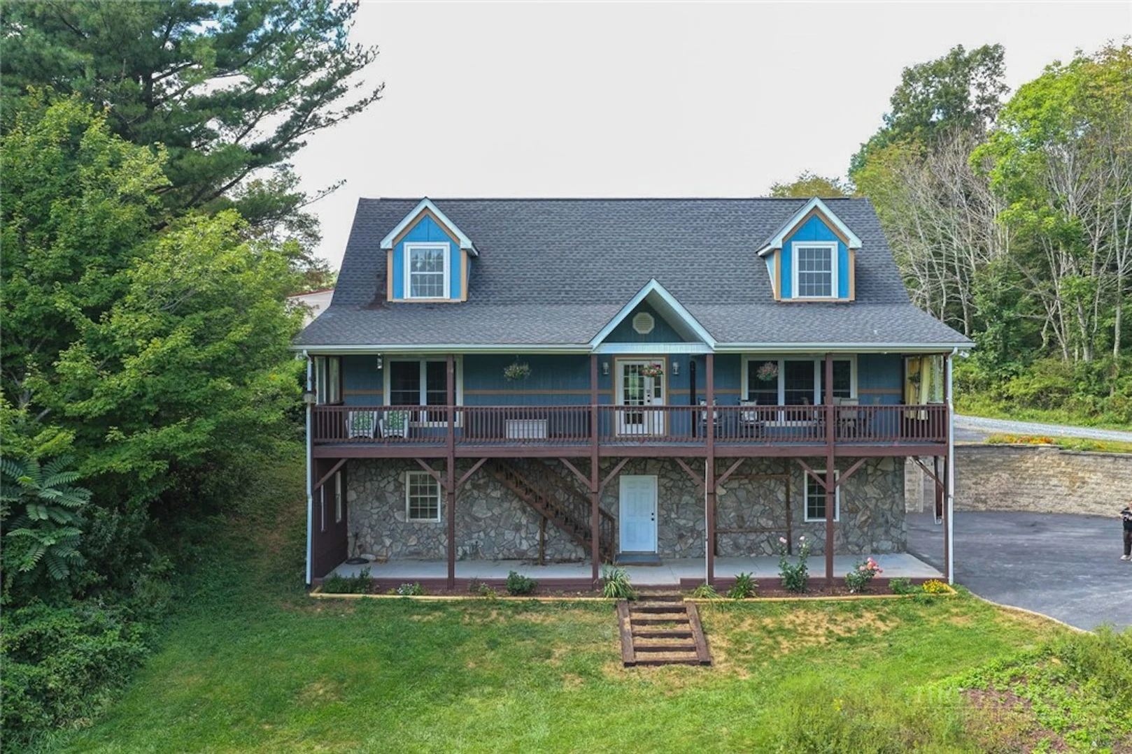 Image number 1 for the current listing