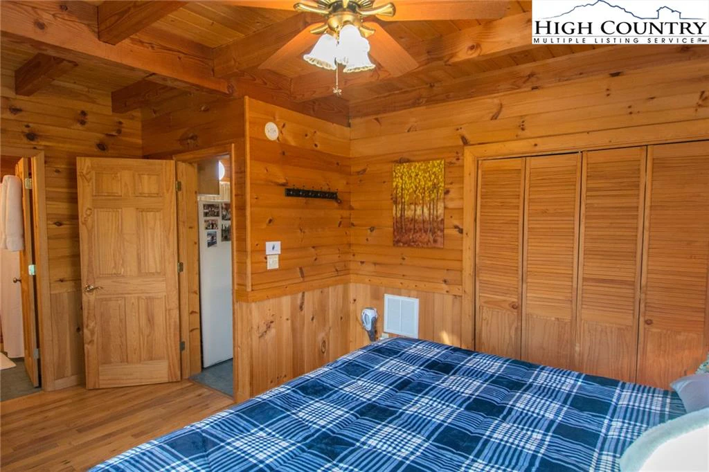 Image number 19 for the current listing