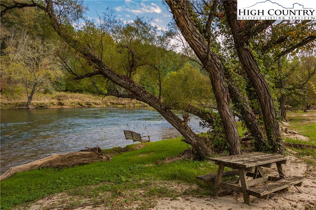 Image number 17 for the current listing
