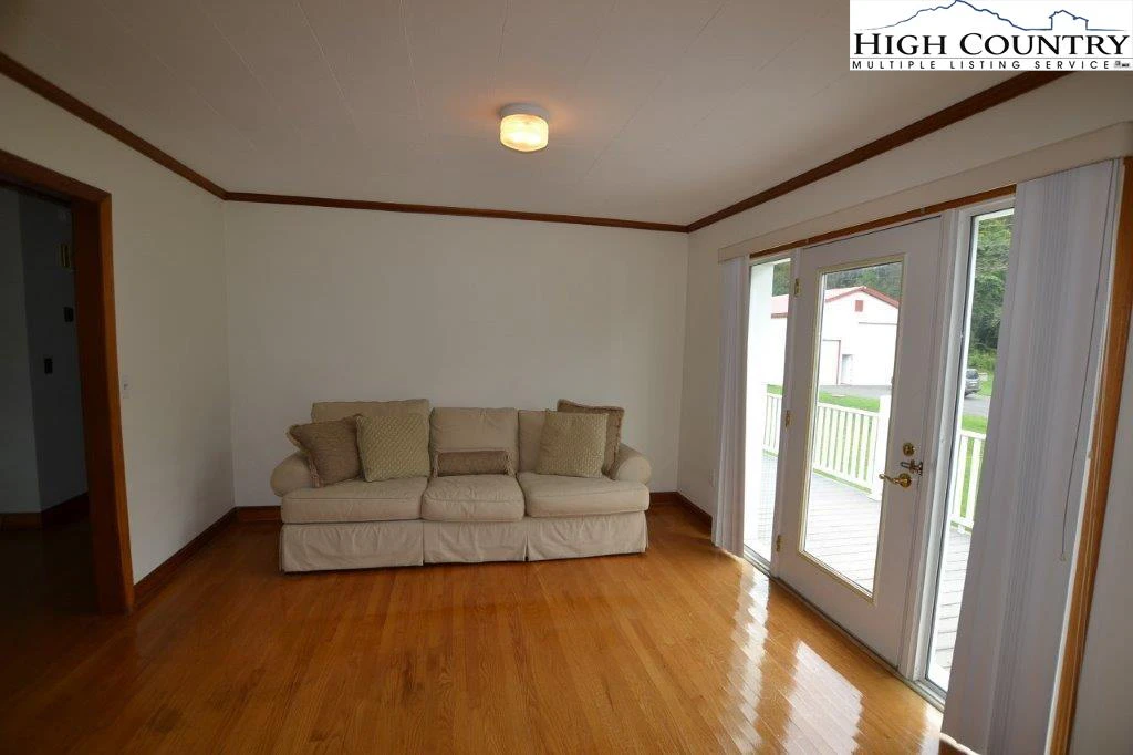 Image number 13 for the current listing