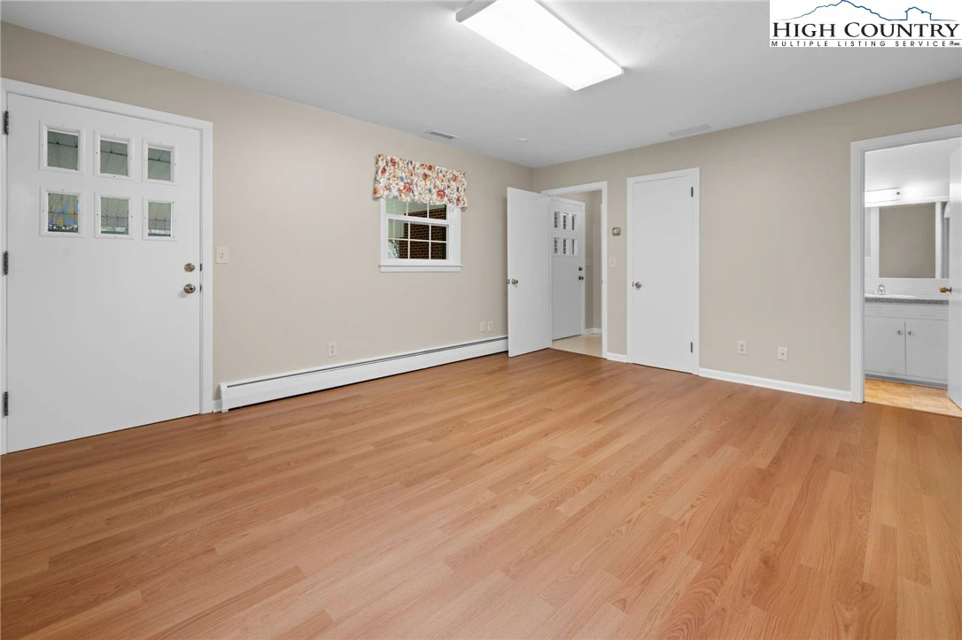 Image number 7 for the current listing