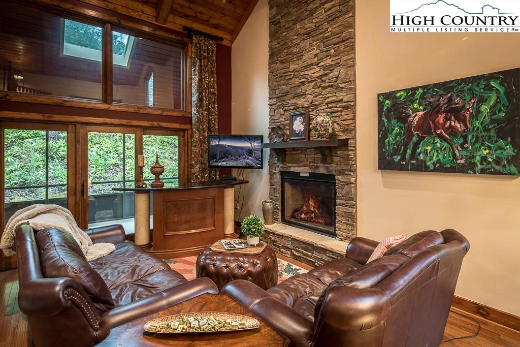 Image number 19 for the current listing