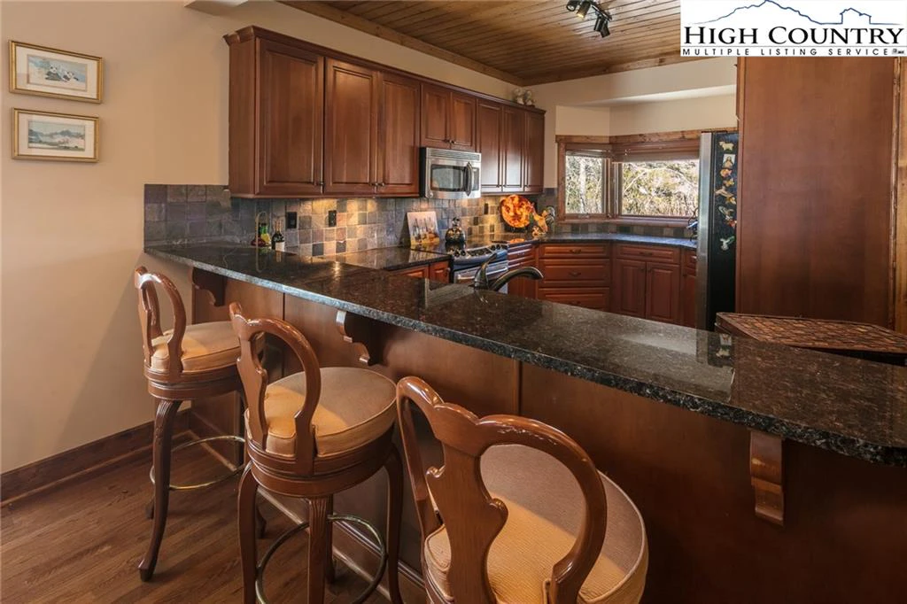 Image number 18 for the current listing