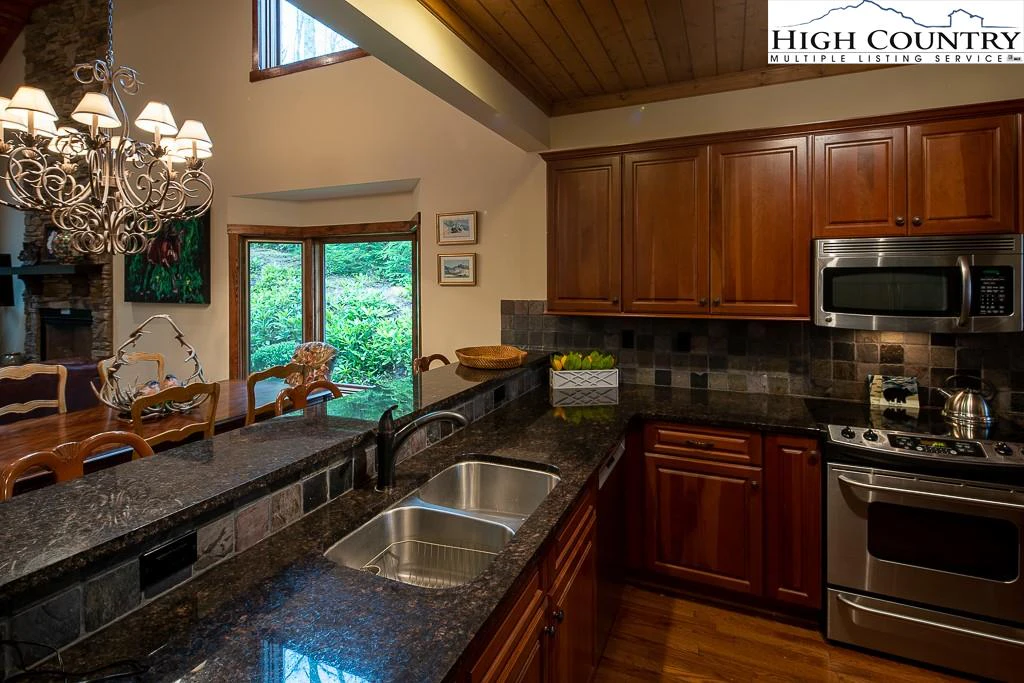 Image number 3 for the current listing