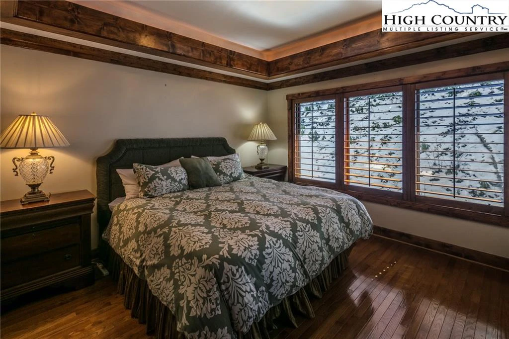 Image number 6 for the current listing