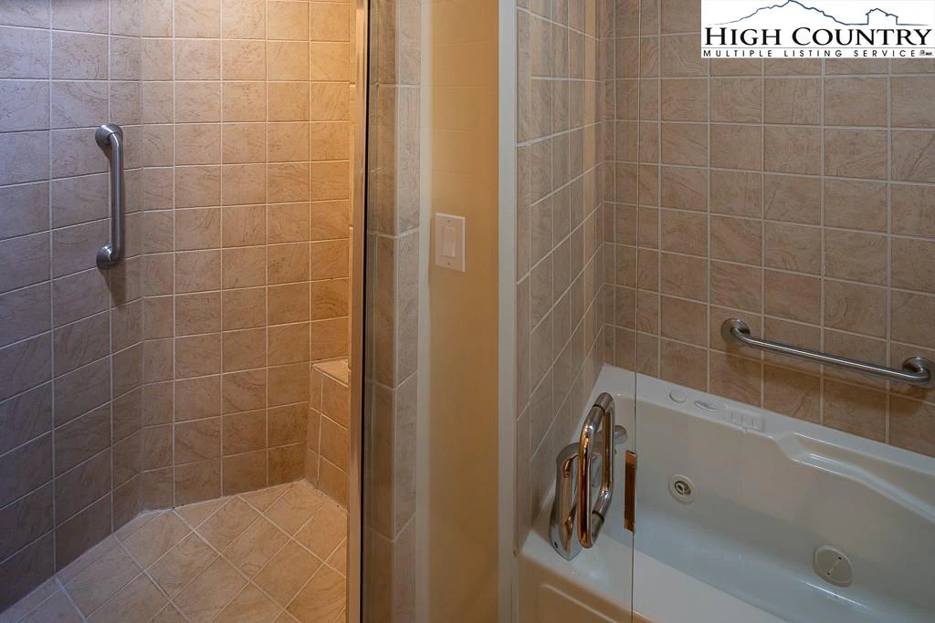 Image number 9 for the current listing
