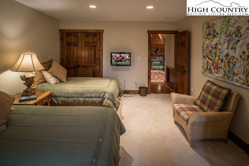 Image number 2 for the current listing