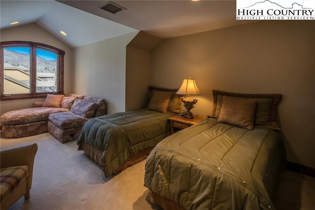 Image number 11 for the current listing