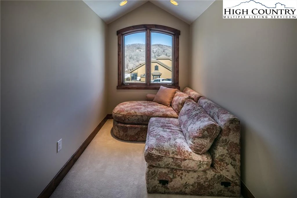 Image number 12 for the current listing