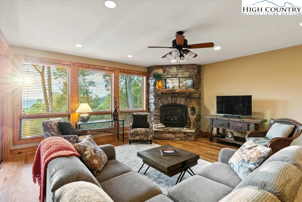 Image number 3 for the current listing