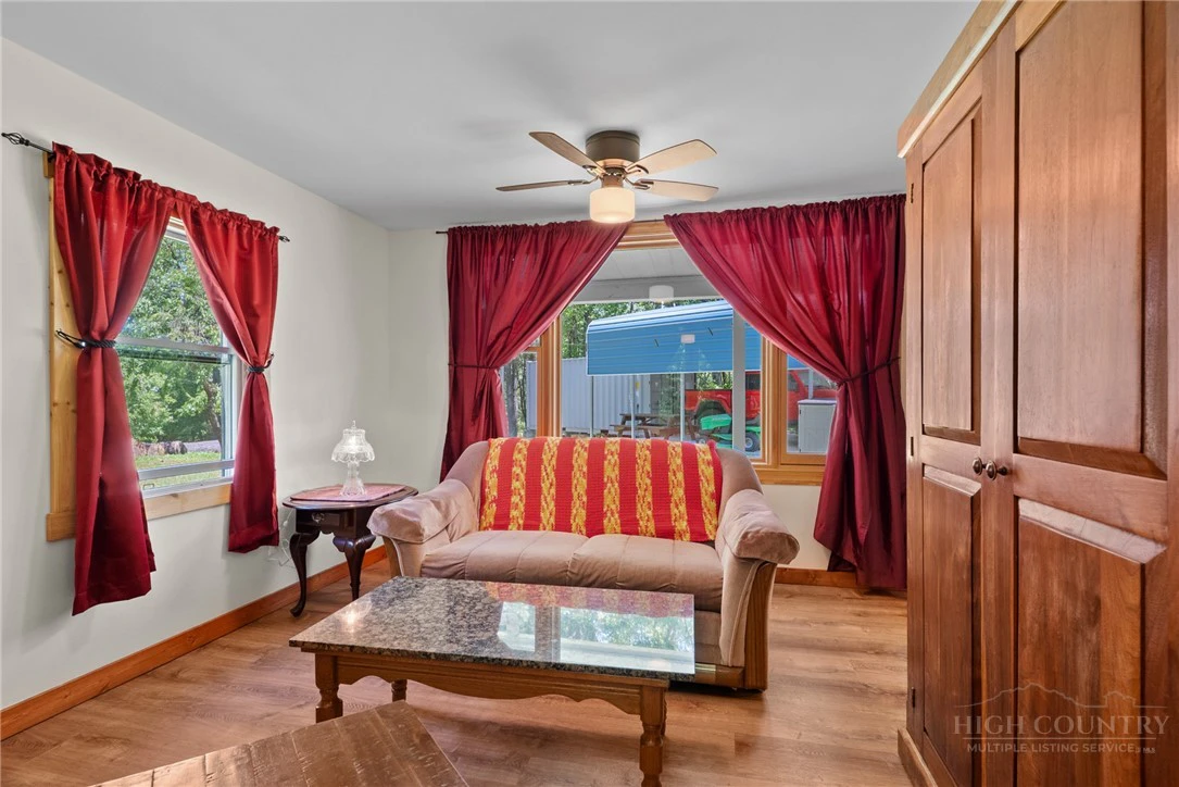 Image number 7 for the current listing