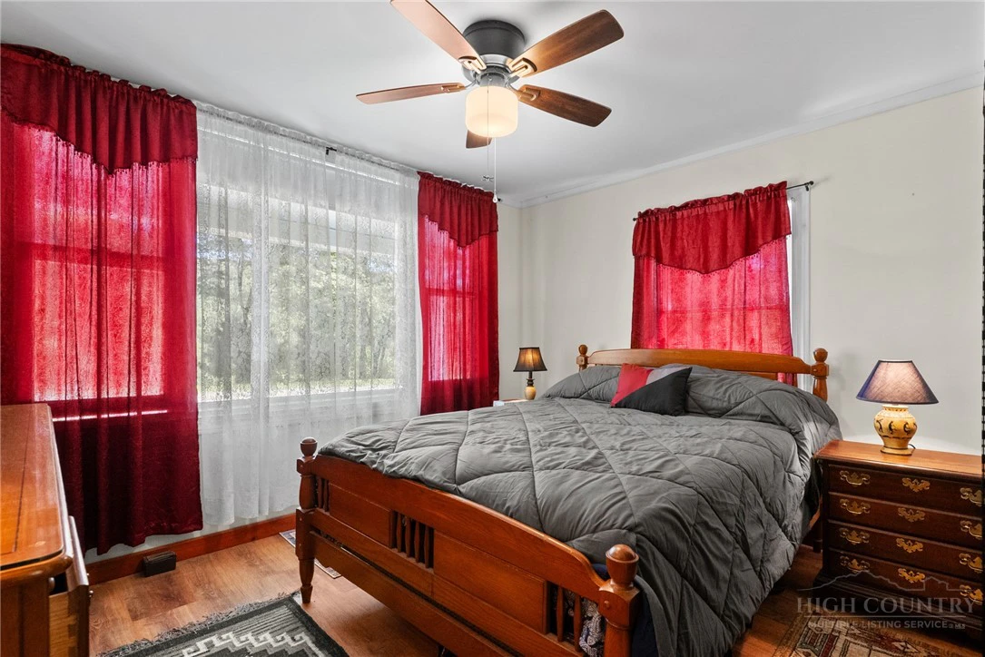 Image number 13 for the current listing