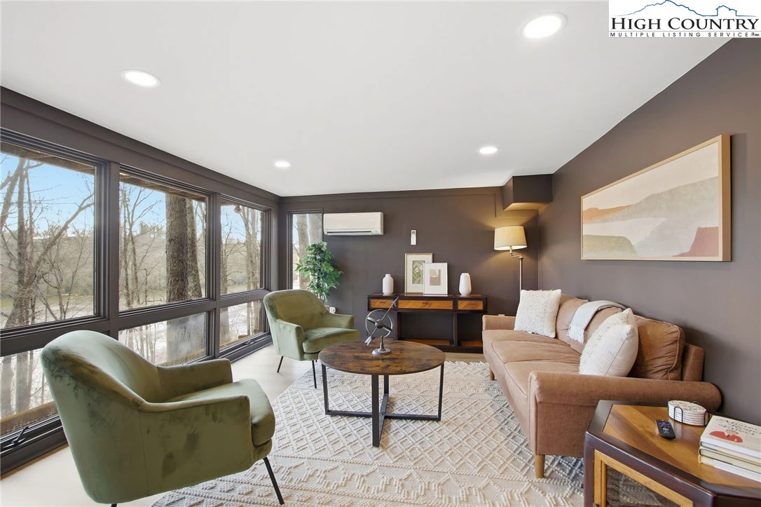 Image number 4 for the current listing