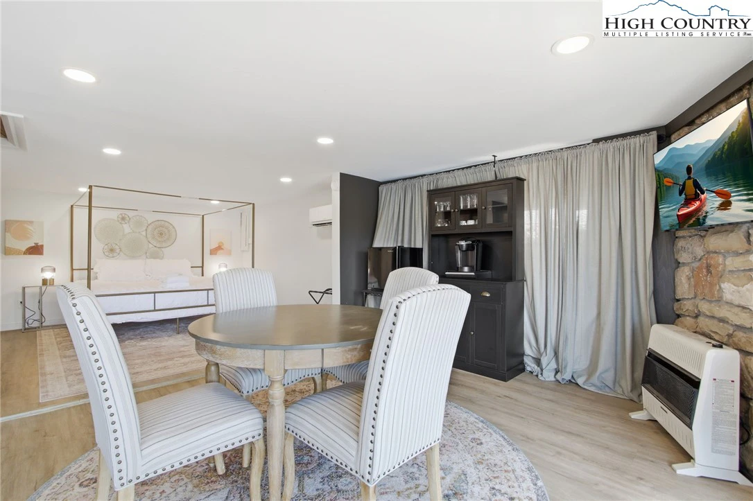Image number 11 for the current listing