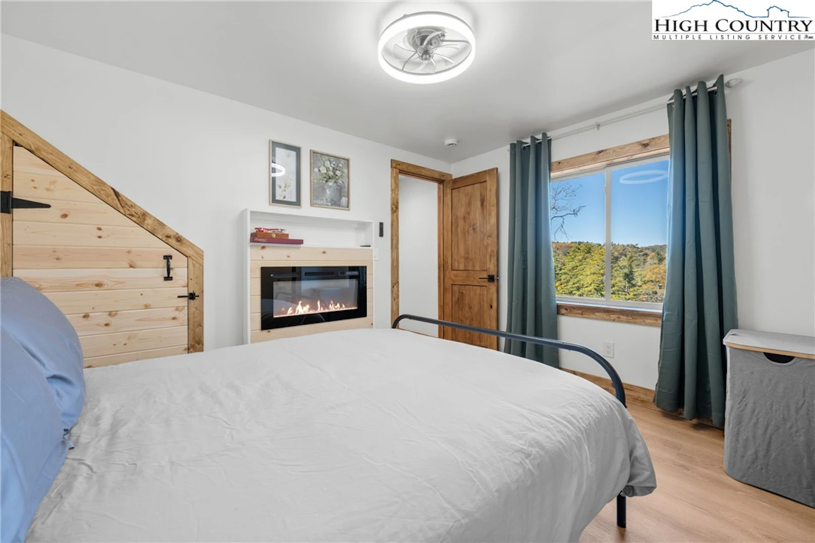 Image number 11 for the current listing