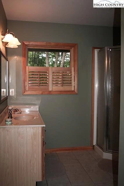 Image number 18 for the current listing