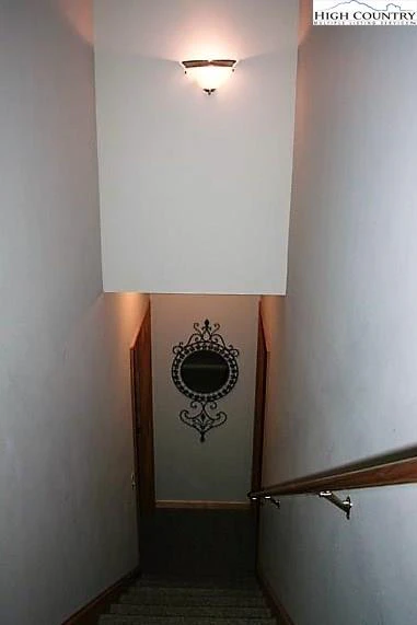 Image number 14 for the current listing